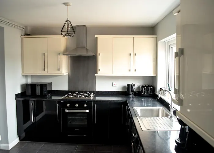 4 Bed Home Free Parking, Garden