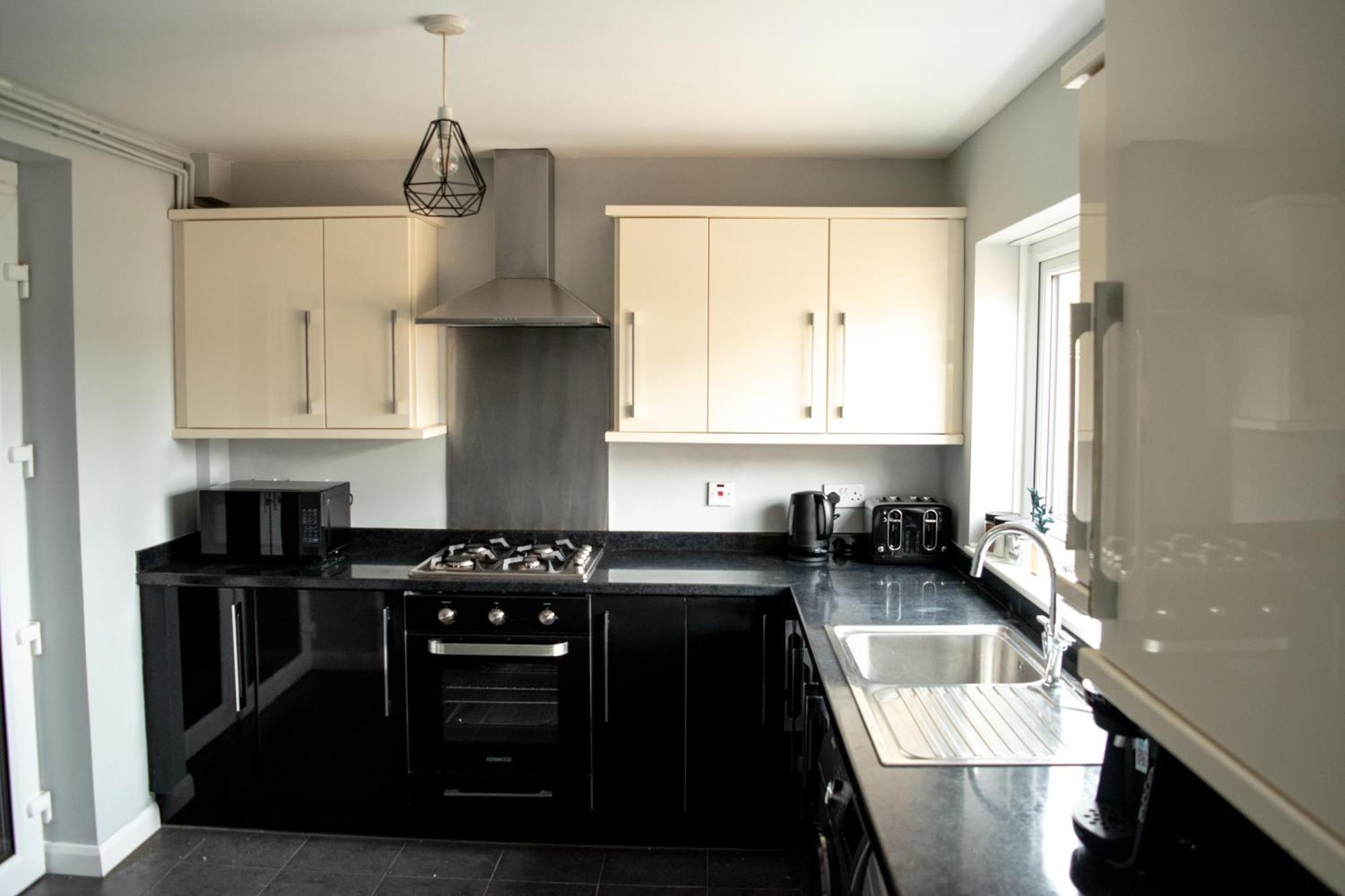 4 Bed Free Parking, Garden * Stadtteil Ealing