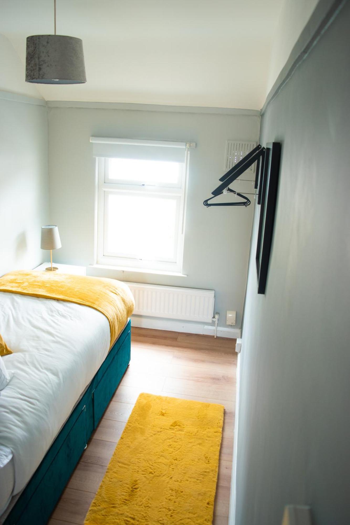 4 Bed Free Parking, Garden *