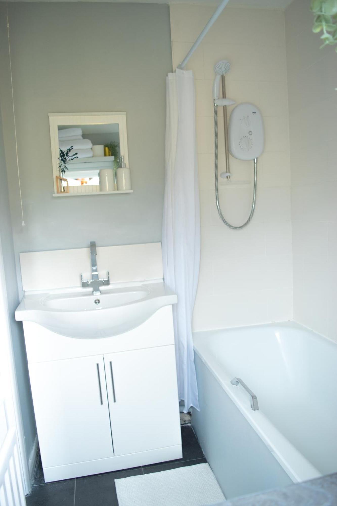 4 Bed Free Parking, Garden