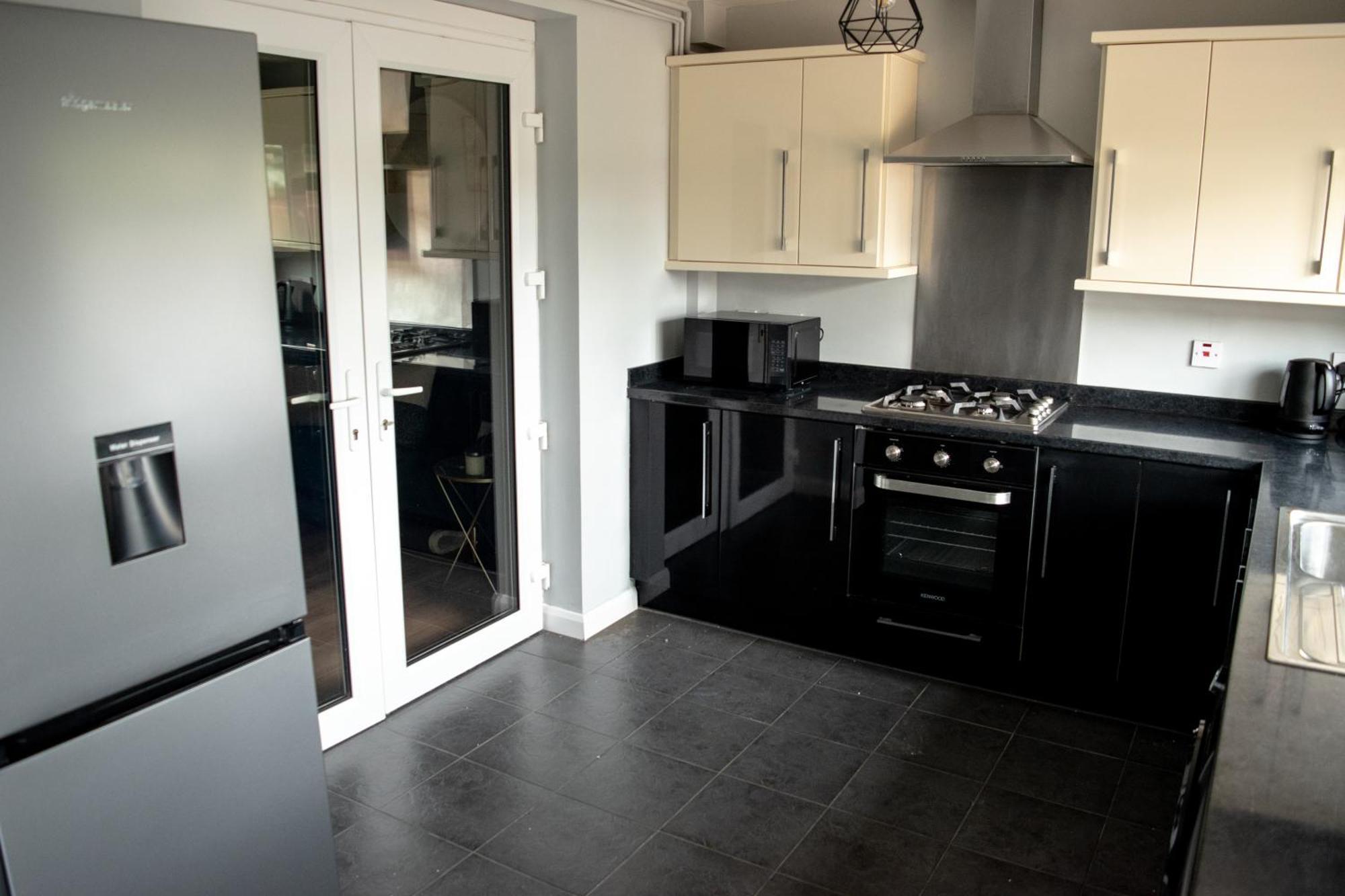 4 Bed Free Parking, Garden *