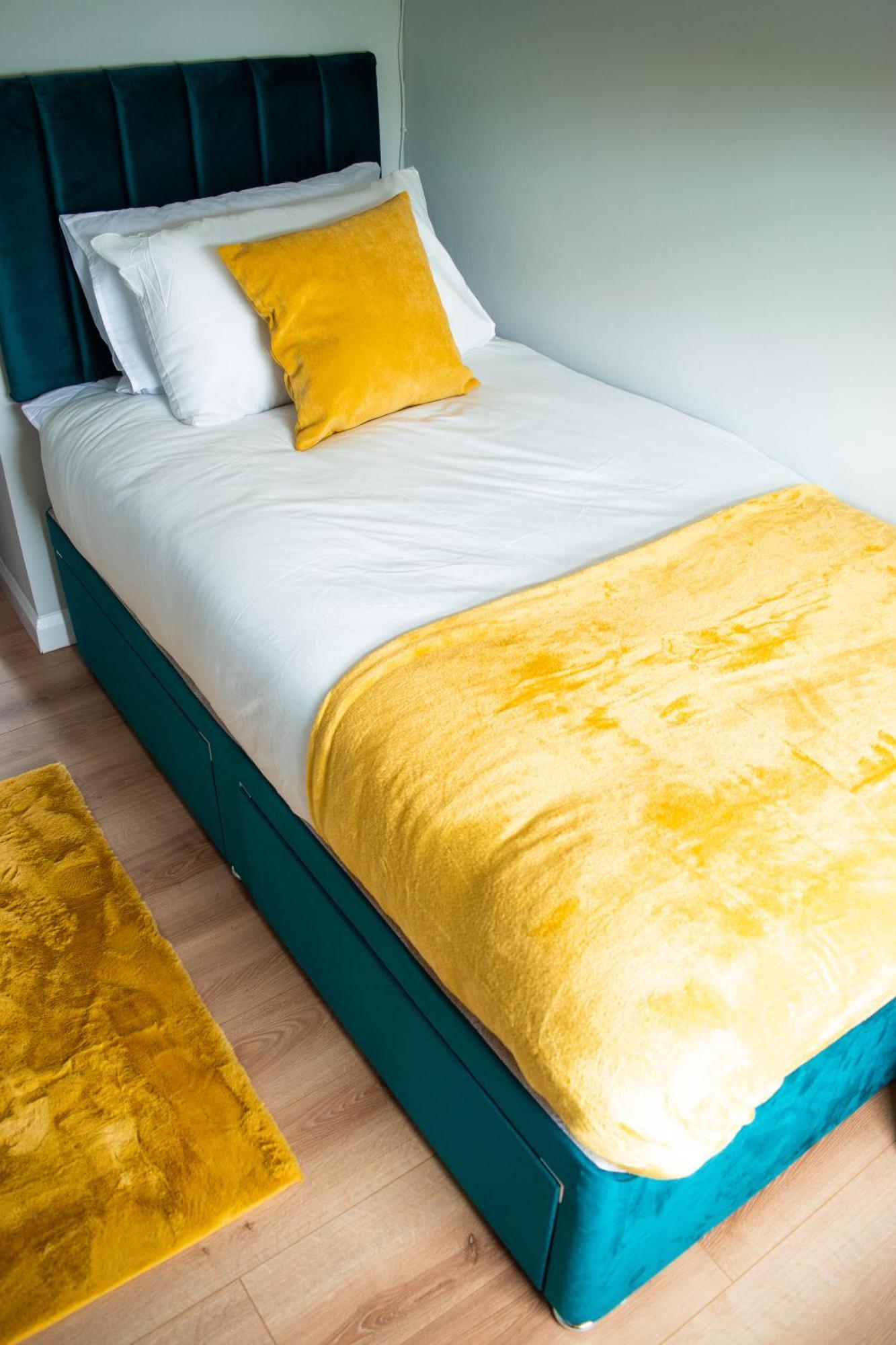 4 Bed Free Parking, Garden * Stadtteil Ealing