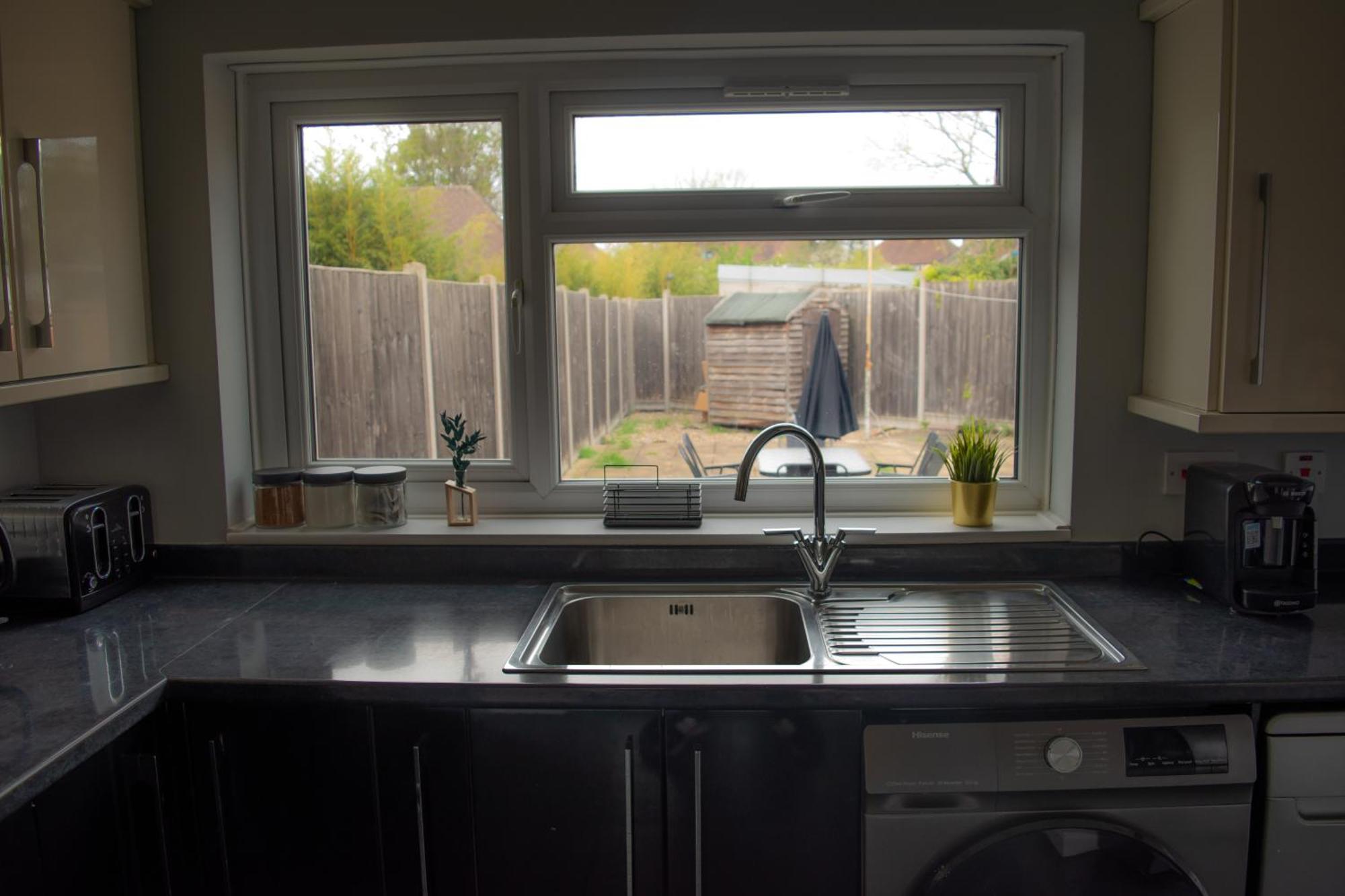 4 Bed Free Parking, Garden *