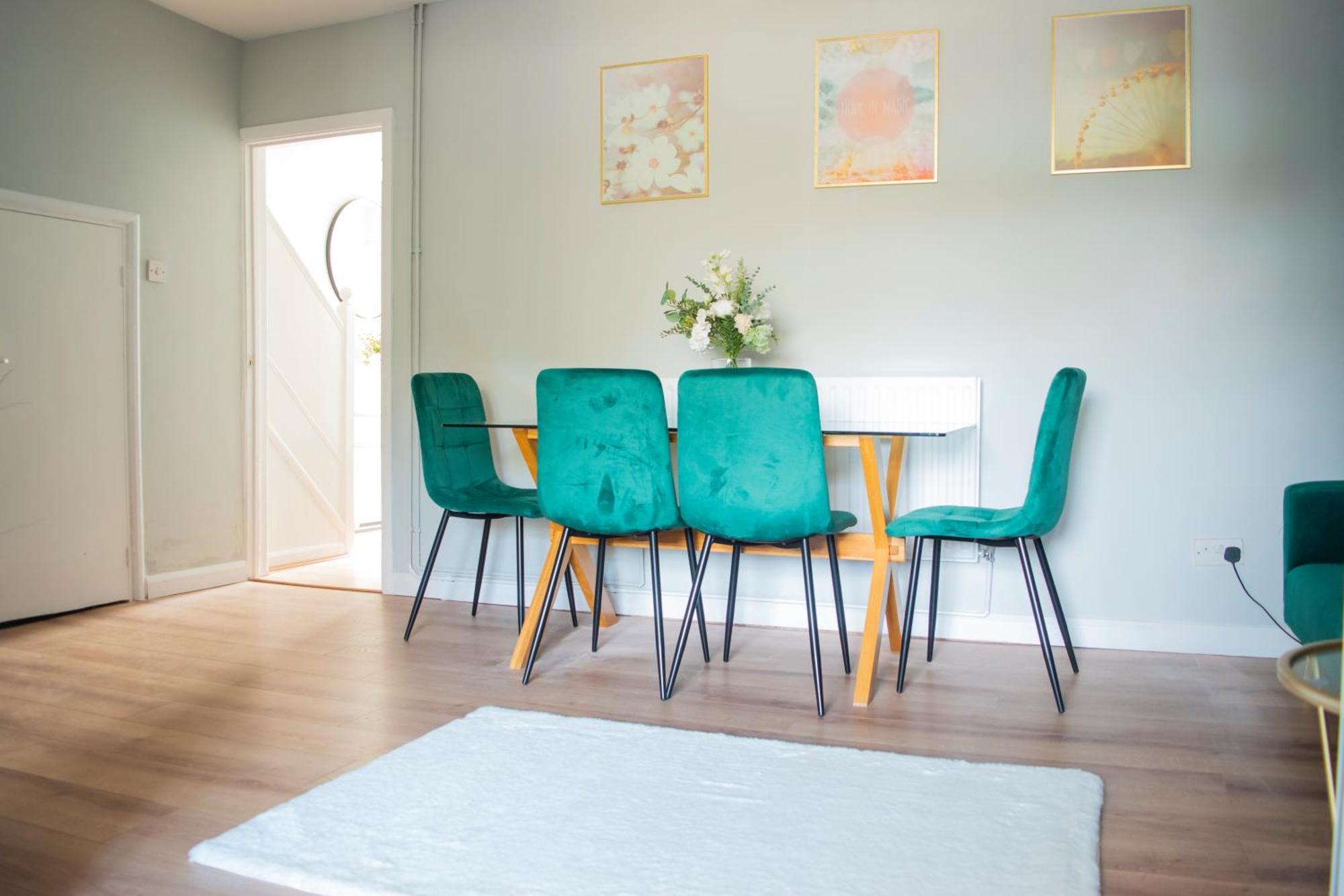 4 Bed Free Parking, Garden Ferienhaus